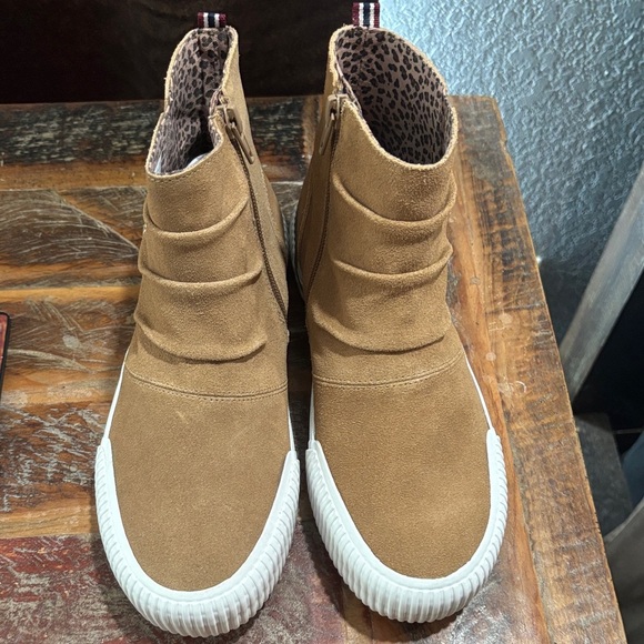 Sperry Other - Sperry Kids Tan High-Top Shoes